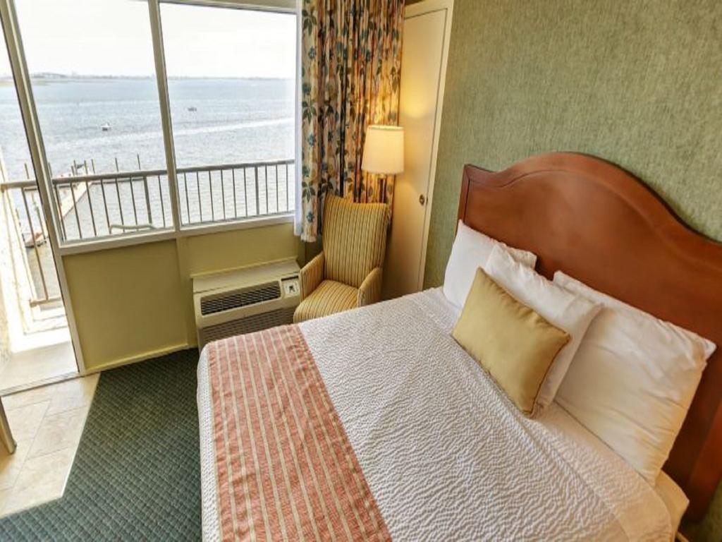 Pier 4 Hotel Somers Point Room photo